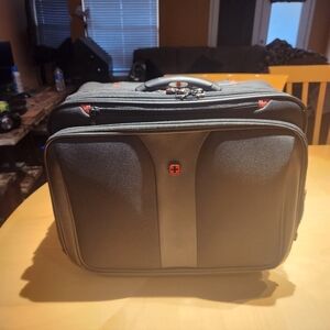 Wenger Patriot II Rolling 2-Piece Business Luggage Set